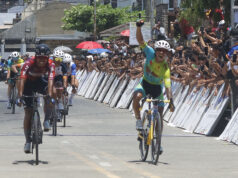 Ryan Tugawin prerazil a vyhral 8. etapu Ryan Tugawin z Excellent Noodles oslavuje v cieli víťazstvo v 8. etape Tour of Luzon.