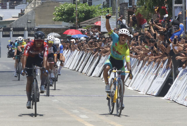 Ryan Tugawin z Excellent Noodles oslavuje v cieli víťazstvo v 8. etape Tour of Luzon.