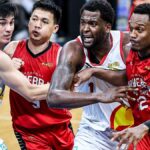 Scottie Thompson z Ginebry (druhý zľava) a Justin Brownlee to miešajú s dvojicou Rauin or Shine Adrian Nocum a Jaylen Johnson. — MARLO CUETO