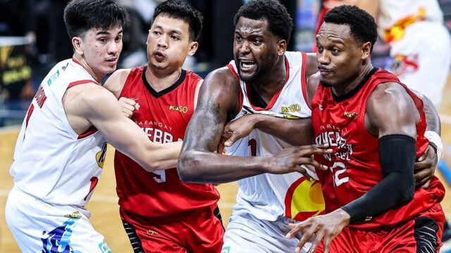 Scottie Thompson z Ginebry (druhý zľava) a Justin Brownlee to miešajú s dvojicou Rauin or Shine Adrian Nocum a Jaylen Johnson. — MARLO CUETO