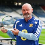Steve Clarke bol uvedený do Siene slávy SFA a zároveň podpísal nový kontrakt