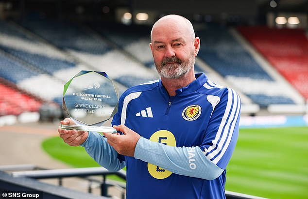 SFA spravila Steva Clarka BULLETODOLNÉHO tým, že mu teraz odovzdala Steve Clarke bol uvedený do Siene slávy SFA a zároveň podpísal nový kontrakt
