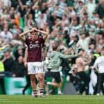 Stredopoliar Hearts Cammy Devlin je skľúčený, keď fanúšikovia Celticu vtrhli na ihrisko v prestávke
