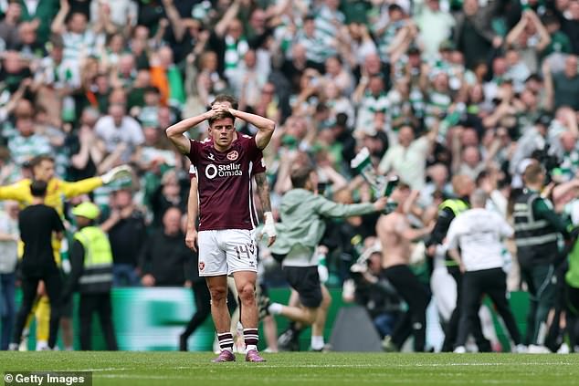 SFA vydá zvuk z názvu, rozhodne... a odhalí šéf Hearts Stredopoliar Hearts Cammy Devlin je skľúčený, keď fanúšikovia Celticu vtrhli na ihrisko v prestávke
