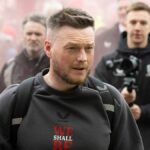 Kim Hellberg, manažér Middlesbrough, prichádza 8. mája 2026 na štadión vítaný veľkou skupinou fanúšikov Middlesbrough na semifinále play-off Sky Bet Championship medzi Middlesbrough a Southampton na Riverside Stadium v ​​Middlesbrough, Spojené kráľovstvo. (Foto MI News/NurPhoto cez Getty Images)