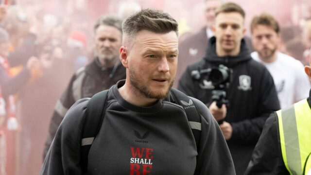 Kim Hellberg, manažér Middlesbrough, prichádza 8. mája 2026 na štadión vítaný veľkou skupinou fanúšikov Middlesbrough na semifinále play-off Sky Bet Championship medzi Middlesbrough a Southampton na Riverside Stadium v ​​Middlesbrough, Spojené kráľovstvo. (Foto MI News/NurPhoto cez Getty Images)