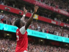 Saka hovorí, že kritici Arsenalu sa po triumfe v Premier League „už nesmejú“. lightbox-info