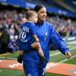 Sam Kerr priviedla na ihrisko svojho chlapčeka Jaggera, keď mala rozprávkovú rozlúčku vo svojom poslednom zápase s Chelsea (na obrázku)