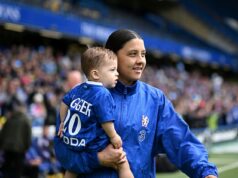 Sam Kerr vyvrátil fámy o prestupe do amerického tímu, kým vyrovnal rekord v rozprávkovej rozlúčke v Chelsea Sam Kerr priviedla na ihrisko svojho chlapčeka Jaggera, keď mala rozprávkovú rozlúčku vo svojom poslednom zápase s Chelsea (na obrázku)