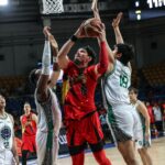 June Mar Fajardo zo San Miguela Beermena počas zápasu proti Terrafirma Dyip v roku 2026 v Pohári komisárov PBA.
