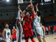 San Miguel sa pripája k piatej remíze a eliminuje Terrafirmu June Mar Fajardo zo San Miguela Beermena počas zápasu proti Terrafirma Dyip v roku 2026 v Pohári komisárov PBA.
