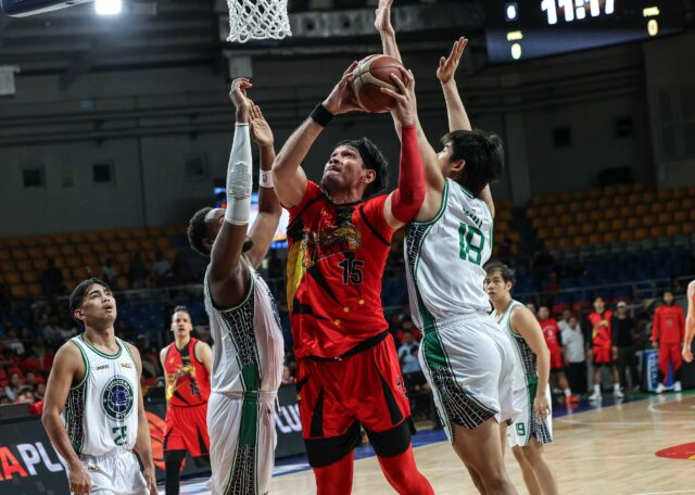 June Mar Fajardo zo San Miguela Beermena počas zápasu proti Terrafirma Dyip v roku 2026 v Pohári komisárov PBA.