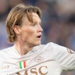 Scott McTominay z SSC Neapol gestikuluje počas zápasu Serie A Enilive medzi Como 1907 a SSC Neapol na Stadio Giuseppe Sinigaglia 2. mája 2026 v Como v Taliansku