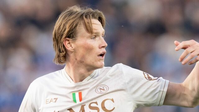 Scott McTominay z SSC Neapol gestikuluje počas zápasu Serie A Enilive medzi Como 1907 a SSC Neapol na Stadio Giuseppe Sinigaglia 2. mája 2026 v Como v Taliansku 