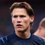 Scott McTominay z SSC Neapol počas rozcvičky pred zápasom Serie A medzi Janovom CFC a SSC Neapol na Stadio Luigi Ferraris