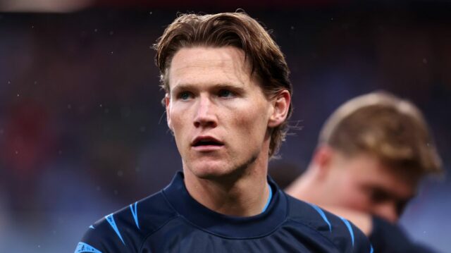 Scott McTominay z SSC Neapol počas rozcvičky pred zápasom Serie A medzi Janovom CFC a SSC Neapol na Stadio Luigi Ferraris