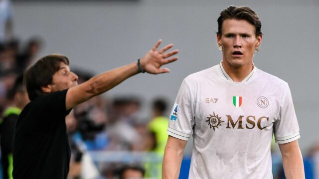 Scott McTominay z SSC Neapol a Antonio Conte, hlavný tréner SSC Neapol, počas zápasu Serie A medzi USA Sassuolo Calcio a SSC Neapol na štadióne Mapei