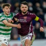 EDINBURGH, Škótsko – 25. januára: Craig Halkett (R) z Hearts zdržal Kierana Tierneyho z Celticu počas zápasu Premiership William Hill medzi Heart of Midlothian a Celtic v Tynecastle Parku 25. januára 2026 v škótskom Edinburghu. (Foto: Malcolm Mackenzie/Getty Images)