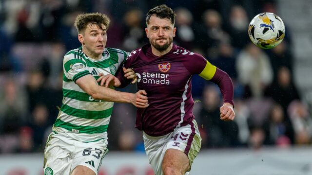 EDINBURGH, Škótsko – 25. januára: Craig Halkett (R) z Hearts zdržal Kierana Tierneyho z Celticu počas zápasu Premiership William Hill medzi Heart of Midlothian a Celtic v Tynecastle Parku 25. januára 2026 v škótskom Edinburghu. (Foto: Malcolm Mackenzie/Getty Images)