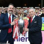 Spolupredseda Arsenalu Josh Kroenke oslavuje zisk titulu Premier League s otcom Stanom