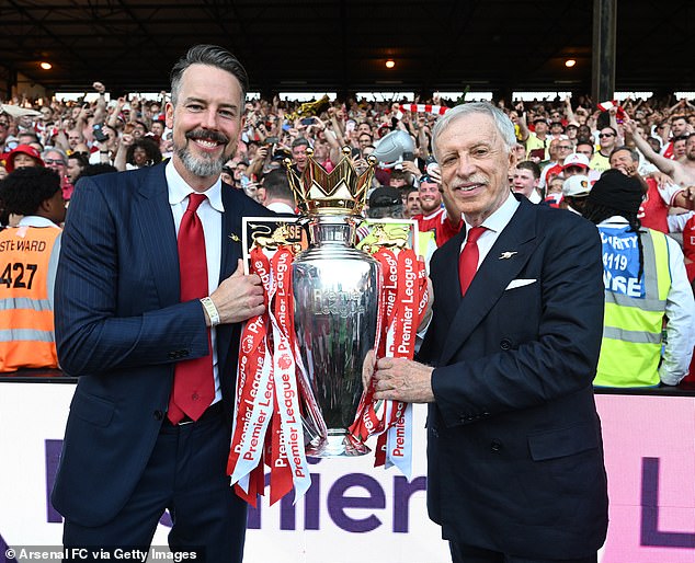 Šéf Arsenalu JOSH KROENKE o dôležitosti udržania Mikela Artetu v Spolupredseda Arsenalu Josh Kroenke oslavuje zisk titulu Premier League s otcom Stanom