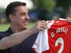 Šéf Arsenalu Josh Kroenke posiela trojslovný odkaz Garymu Nevillovi s darom titulu Gary Neville vo filme The Overlap
