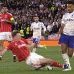 Elliot Anderson vyzýva Ollieho Watkinsa