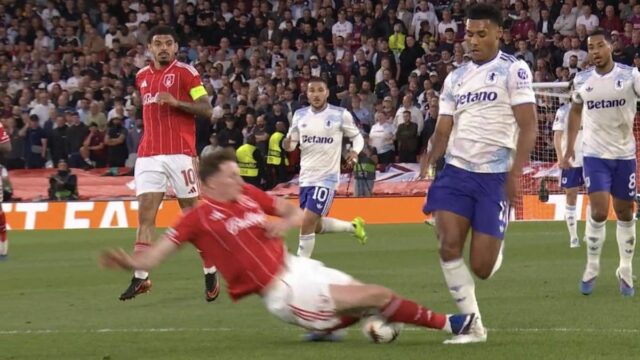 Elliot Anderson vyzýva Ollieho Watkinsa