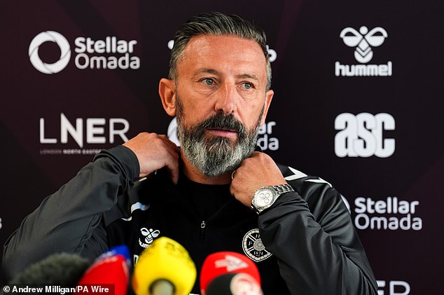 Šéf Hearts Derek McInnes 'očakáva', že Celtic porazí Motherwell a Derek McInnes priznáva, že zajtra večer neočakáva skorú titulnú párty v Tynecastle