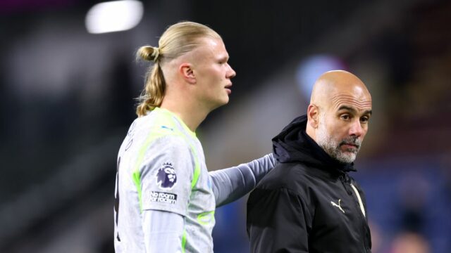 Pep Guardiola, manažér Manchestru City, spolupracuje s Erlingom Haalandom