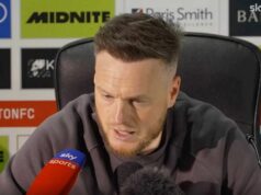 Šéf Middlesbrough plače nad ‚SpyGate‘, keď rival zo Southamptonu odchádza v ‚cheat‘ búrke Muž v sivej mikine s krátkymi vlasmi sediaci za stolom hovorí do mikrofónu. Na pozadí sú zobrazené rôzne reklamné tabule s logami a textami, vrátane