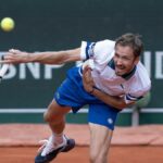 (Súborová fotografia) Daniil Medvedev podáva loptu počas zápasu proti Alexovi De Minaurovi z Austrálie v deviatom dni Roland Garros na Stade Roland Garros. Povinný kredit: Susan Mullane-Imagn Images