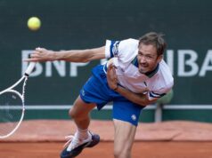 Semeno č. 6 Daniil Medvedev rozrušený; Francúzsky tínedžer Moise Kouame (17) postupuje (Súborová fotografia) Daniil Medvedev podáva loptu počas zápasu proti Alexovi De Minaurovi z Austrálie v deviatom dni Roland Garros na Stade Roland Garros. Povinný kredit: Susan Mullane-Imagn Images
