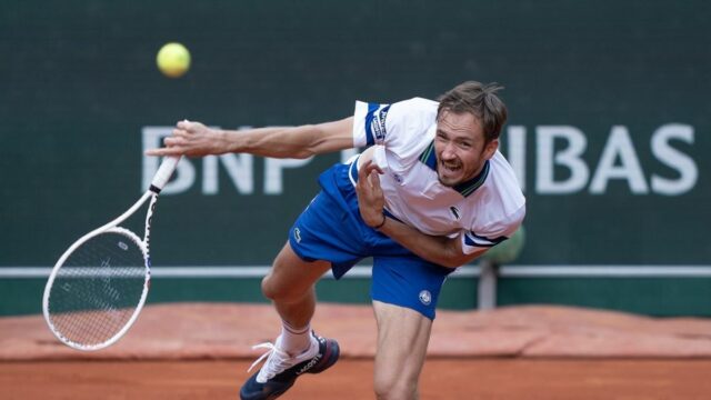 (Súborová fotografia) Daniil Medvedev podáva loptu počas zápasu proti Alexovi De Minaurovi z Austrálie v deviatom dni Roland Garros na Stade Roland Garros. Povinný kredit: Susan Mullane-Imagn Images