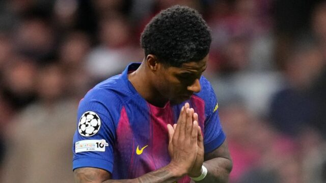 Ľavý krídelník Barcelony a Anglicka Marcus Rashford ľutuje neúspešnú príležitosť počas štvrťfinále Ligy majstrov UEFA 2025/26 v druhom zápase medzi klubmi Atlético de Madrid a FC Barcelona na Estadio Riyadh Air Metropolitano 14. apríla 2026 v Madride v Španielsku. 