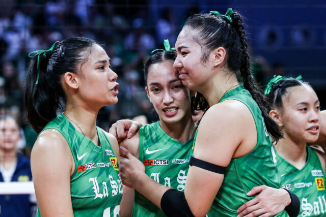 Angel Canino, Amie Provido a Shevana Laput z La Salle Lady Spikers po zisku majstrovského titulu na ženskom volejbalovom turnaji sezóny 88 UAAP.