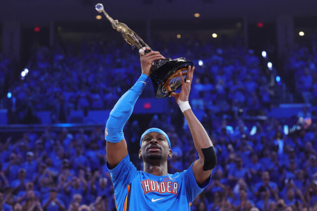 Shai Gilgeous-Alexander ocenenie MVP pred zápasom západného finále play-off NBA 1 Thunder vs Spurs