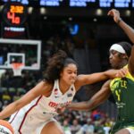 27. mája 2026; Seattle, Washington, USA; Strážca Seattle Storm Flau'jae Johnson (4) stráži strážcu Washingtonu Mystics Cassandre Prosper (18) počas prvého polčasu v Climate Pledge Arena. Povinný kredit: Steven Bisig-Imagn Images