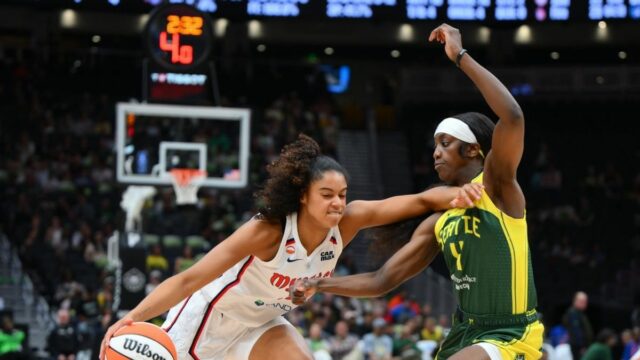 27. mája 2026; Seattle, Washington, USA; Strážca Seattle Storm Flau'jae Johnson (4) stráži strážcu Washingtonu Mystics Cassandre Prosper (18) počas prvého polčasu v Climate Pledge Arena. Povinný kredit: Steven Bisig-Imagn Images
