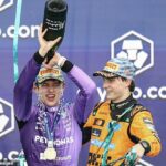 Kimi Antonelli oslavuje víťazstvo na Veľkej cene Miami 2026 spolu s Oscarom Piastrim (R)