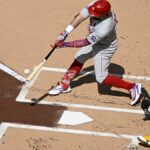 25. mája 2026; San Diego, Kalifornia, USA; Kyle Schwarber (12) určený pre Philadelphiu Phillies zaútočil na sólo homerun počas prvej zmeny proti San Diego Padres v Petco Parku. Povinný kredit: Denis Poroy-Imagn Images