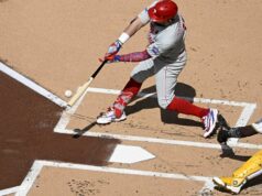 Silné nadhadzovanie pomáha Phillies vyradiť Padresa 25. mája 2026; San Diego, Kalifornia, USA; Kyle Schwarber (12) určený pre Philadelphiu Phillies zaútočil na sólo homerun počas prvej zmeny proti San Diego Padres v Petco Parku. Povinný kredit: Denis Poroy-Imagn Images
