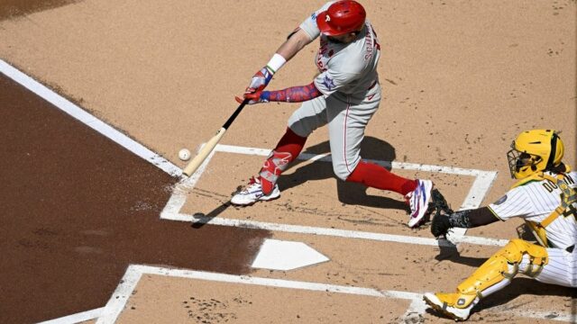 25. mája 2026; San Diego, Kalifornia, USA; Kyle Schwarber (12) určený pre Philadelphiu Phillies zaútočil na sólo homerun počas prvej zmeny proti San Diego Padres v Petco Parku. Povinný kredit: Denis Poroy-Imagn Images