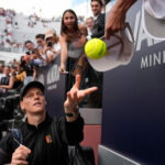 Talian Jannik Sinner podpisuje autogramy po tom, čo porazil Taliana Andreu Pellegrina po ich zápase na tenisovom turnaji Italian Open v Ríme v utorok 12. mája 2026.