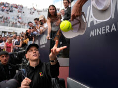 Sinner vyrovnal rekord Djokoviča 31. víťazstvom na Masters za sebou Talian Jannik Sinner podpisuje autogramy po tom, čo porazil Taliana Andreu Pellegrina po ich zápase na tenisovom turnaji Italian Open v Ríme v utorok 12. mája 2026.