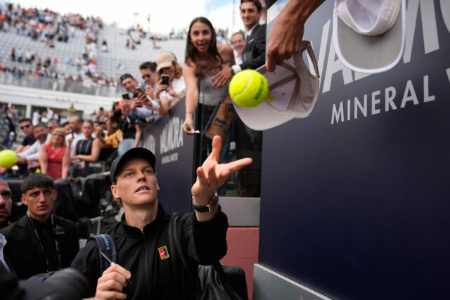 Talian Jannik Sinner podpisuje autogramy po tom, čo porazil Taliana Andreu Pellegrina po ich zápase na tenisovom turnaji Italian Open v Ríme v utorok 12. mája 2026. 