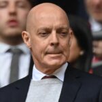 Sir Jim Ratcliffe, generálny riaditeľ Ineos a menšinový akcionár Manchestru United (vľavo), hovorí so Sirom Dave Brailsfordom, šéfom športu skupiny INEOS počas zápasu Premier League vo Villa Park v Birminghame.