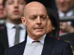 Sir Dave Brailsford oficiálne opúšťa úlohu Man Utd po významnej zmene INEOS Sir Jim Ratcliffe, generálny riaditeľ Ineos a menšinový akcionár Manchestru United (vľavo), hovorí so Sirom Dave Brailsfordom, šéfom športu skupiny INEOS počas zápasu Premier League vo Villa Park v Birminghame.