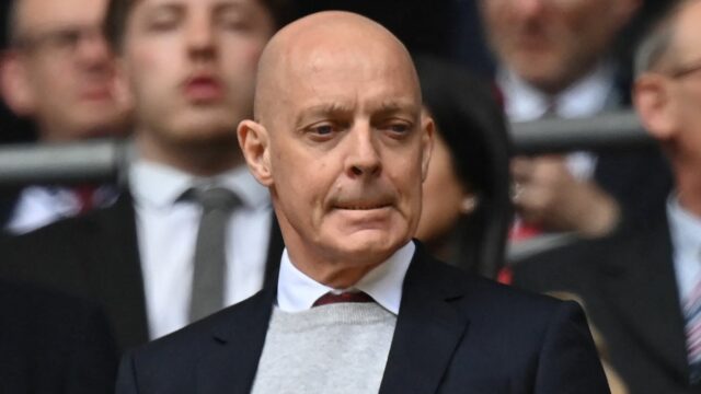 Sir Jim Ratcliffe, generálny riaditeľ Ineos a menšinový akcionár Manchestru United (vľavo), hovorí so Sirom Dave Brailsfordom, šéfom športu skupiny INEOS počas zápasu Premier League vo Villa Park v Birminghame.