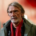 MANCHESTER, ANGLICKO - 13. apríla: Sir Jim Ratcliffe z Manchestru United prichádza pred zápasom Premier League medzi Manchestrom United a Leeds United na Old Trafford 13. apríla 2026 v Manchestri v Anglicku. (Foto: Ash Donelon/Manchester United cez Getty Images)